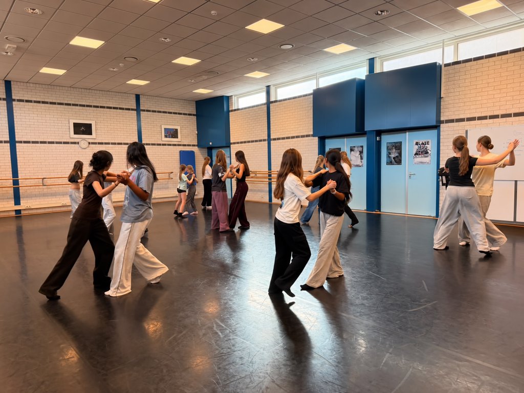 Dansers in de danszaal van het Stedelijk Dalton College Alkmaar.