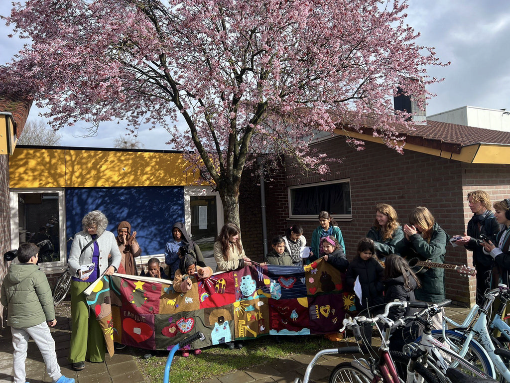 Kinderen die opgroeien in een asielzoekerscentrum hebben vaak te maken met onzekerheid en een gebrek aan stabiliteit.