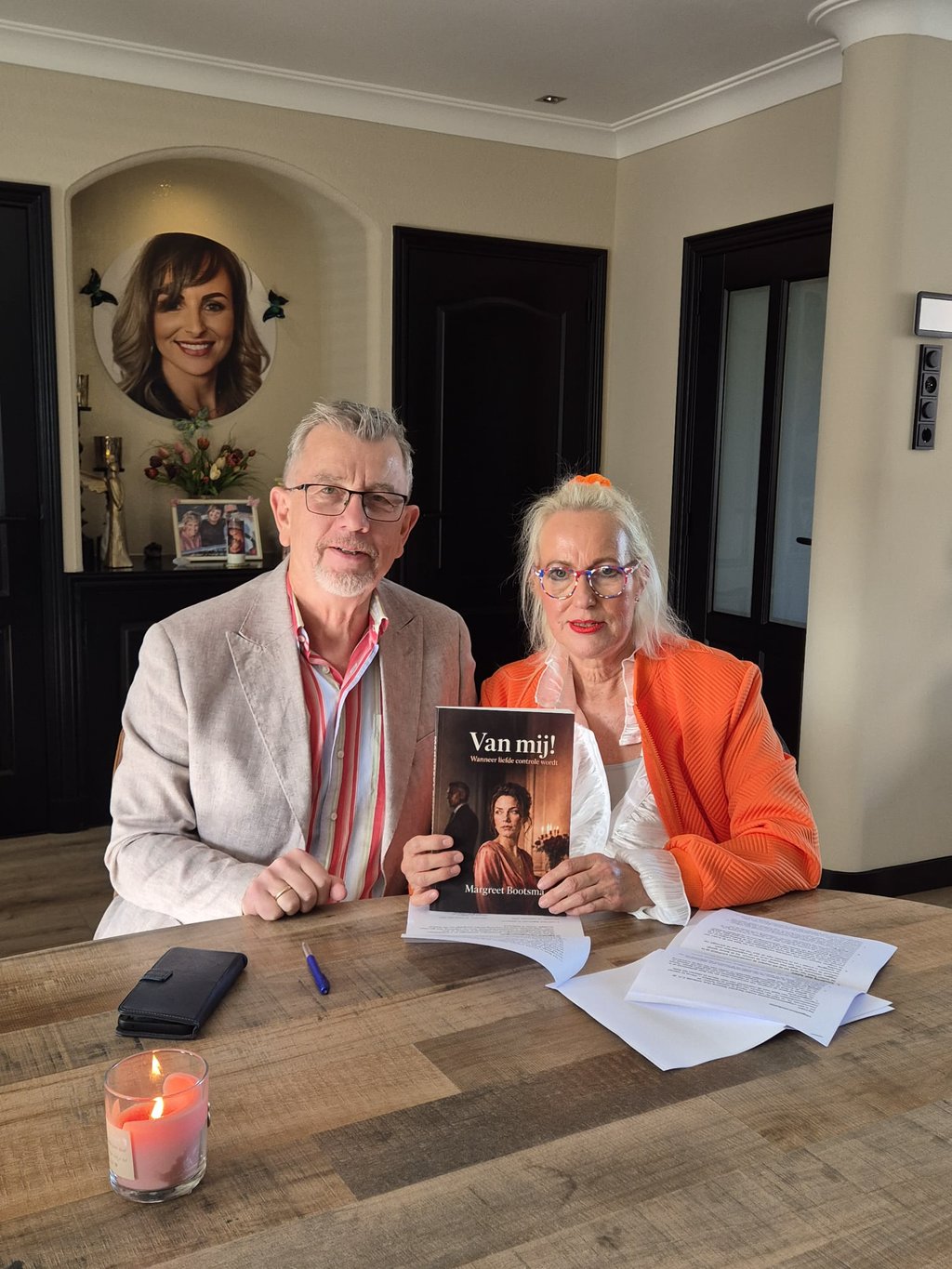Links de uitgever van het boek en rechts schrijver Margreet Bootsma. Achter hen hangt een foto van Eva.