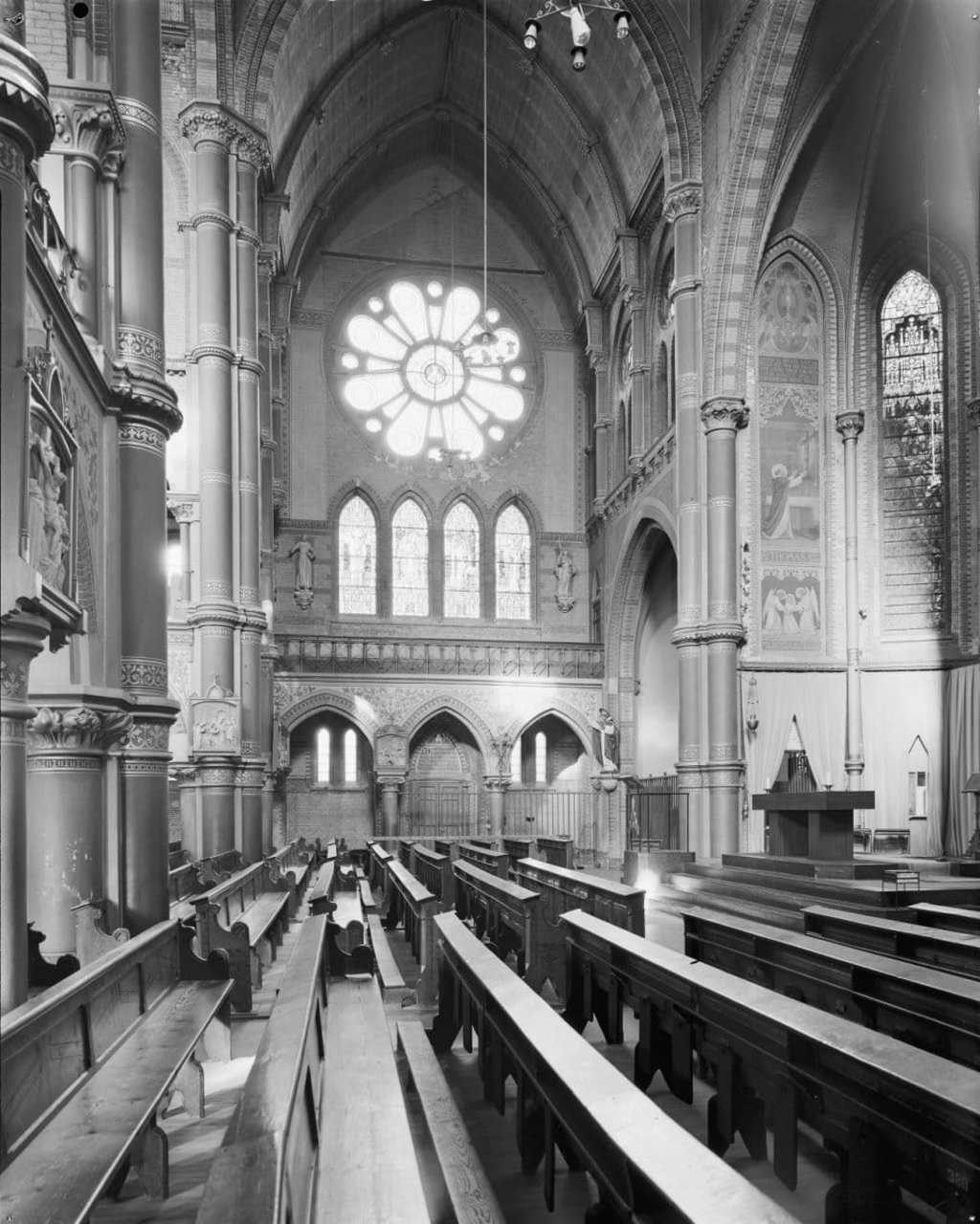 Het interieur van de in 1985 gesloopte kerk.