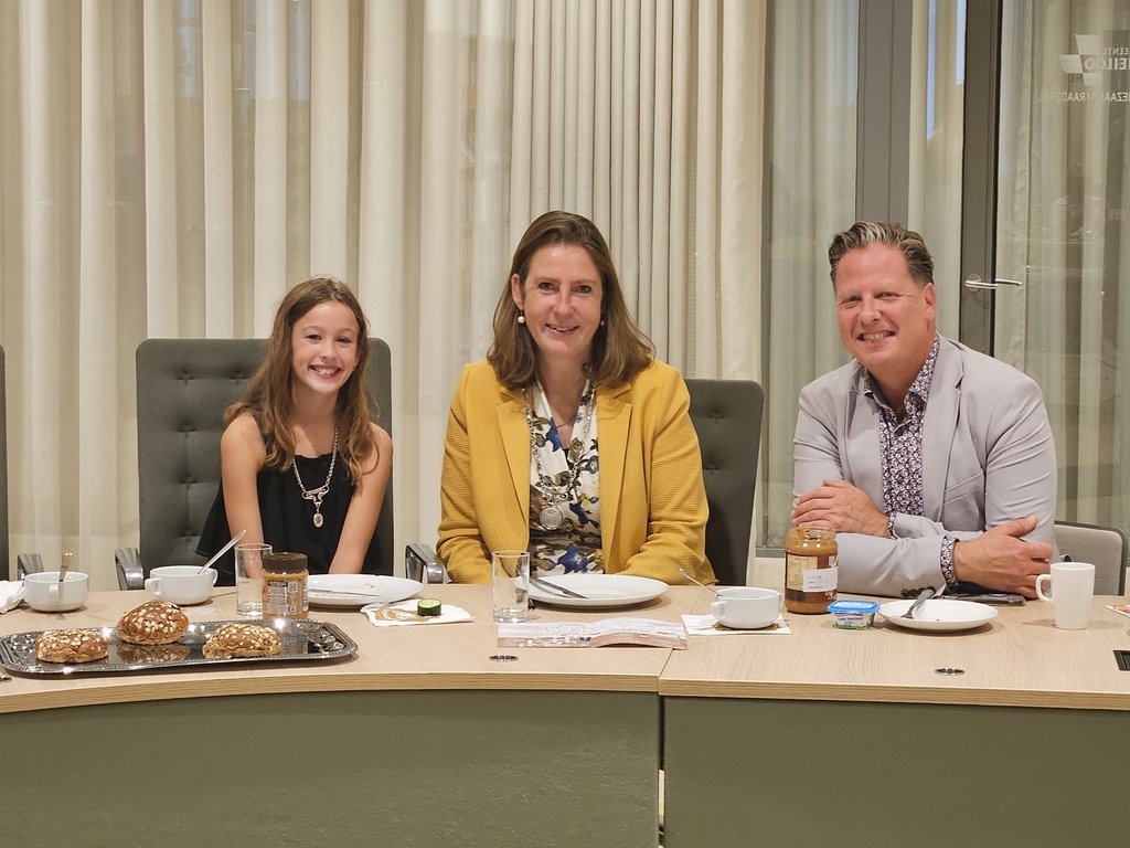 Beide burgemeesters en gemeentesecretaris Armagan Babaoglu.