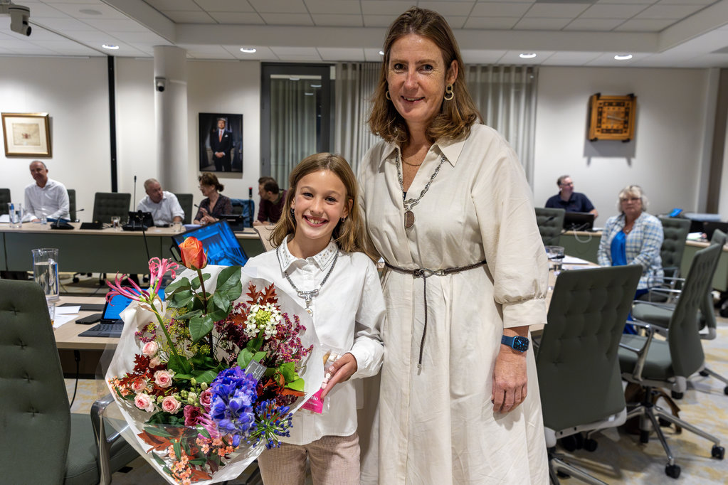 Evi met kleurrijke ruikers, vol trots naast collega Mascha ten Bruggencate.