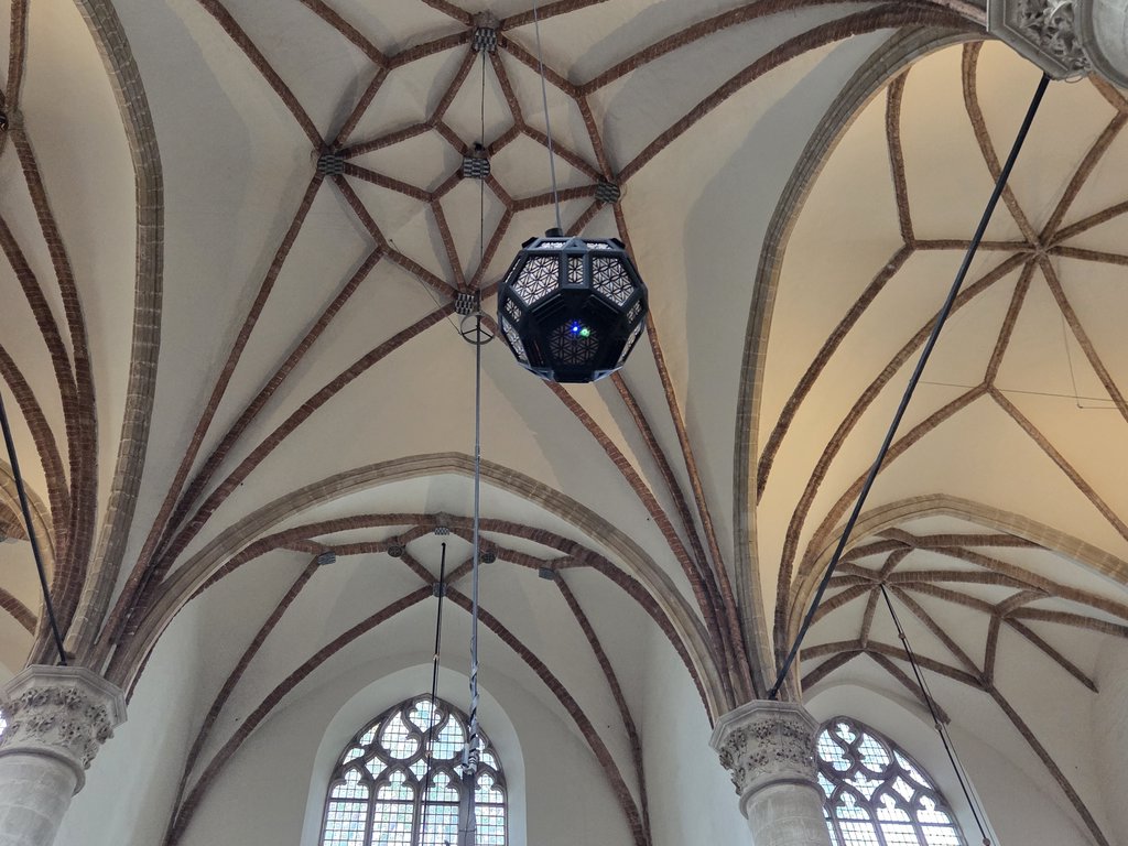 In de ruimte hangen veertien bollen, vol met liedjes, geluiden, geluiden van gewoel.
