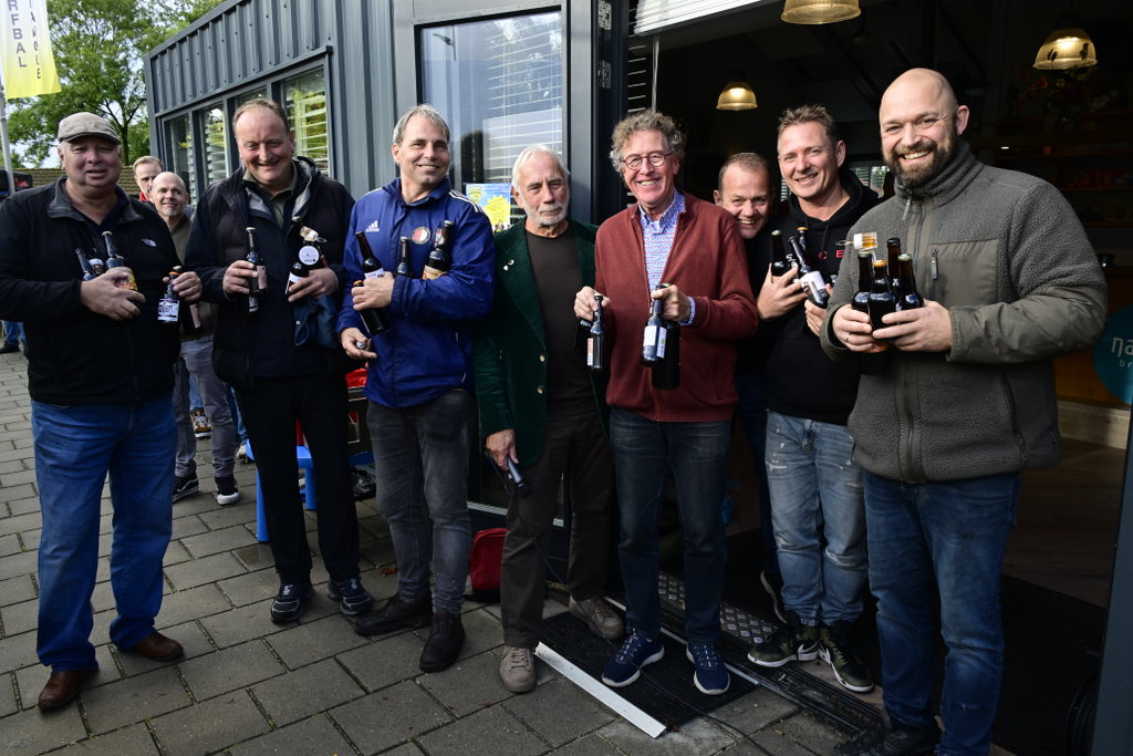 De poulewinnaars proostten met een biertje.