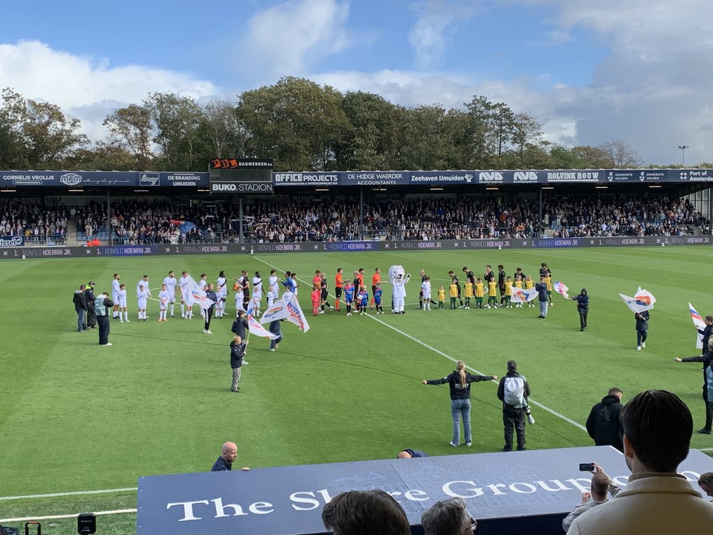 De opstellingen van Telstar en ADO.