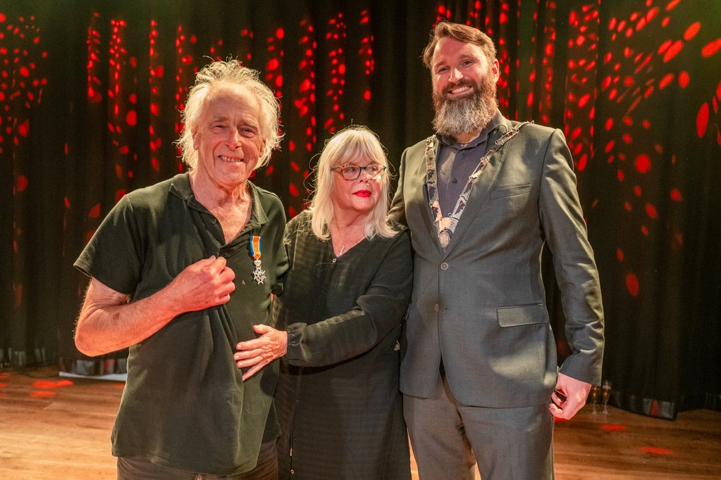 Frank en Diane Kraaijeveld, geflankeerd door de Bergense wethouder Valentijn Brouwer.