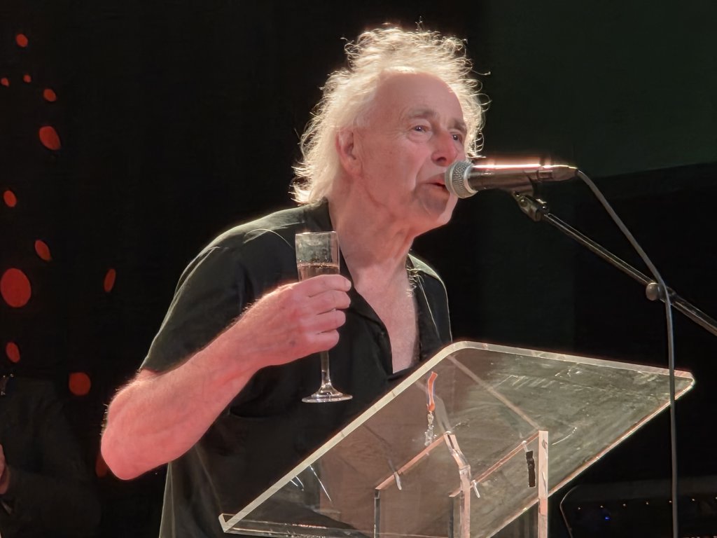 Frank Kraaijeveld proost op 65 jaar Bintangs.