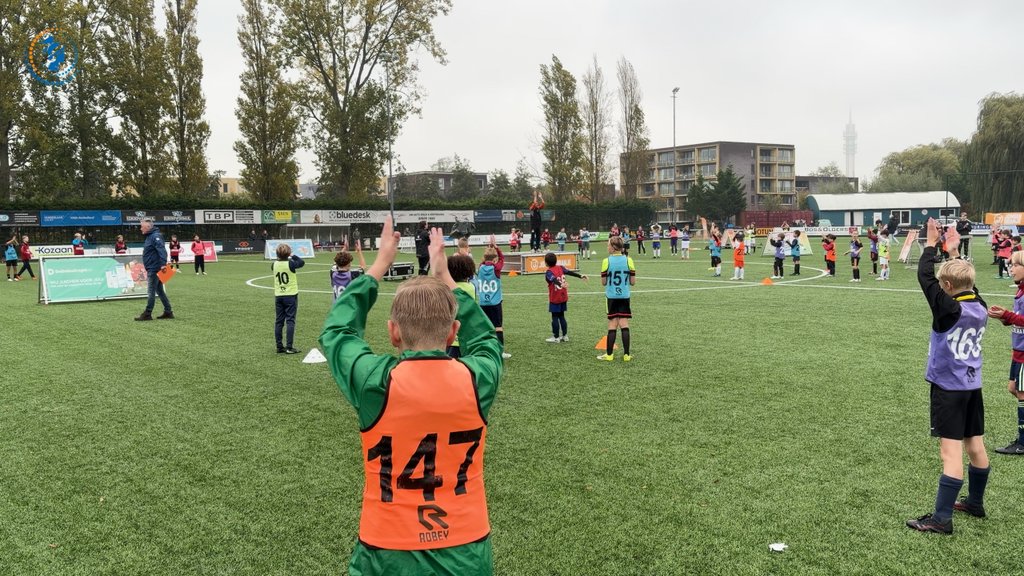 Voor het voetbalfestijn begon deed iedereen een gezamenlijke warming-up.