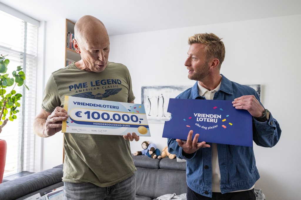 Versteegh overhandigde onlangs een cheque aan Ron uit Ilpendam.