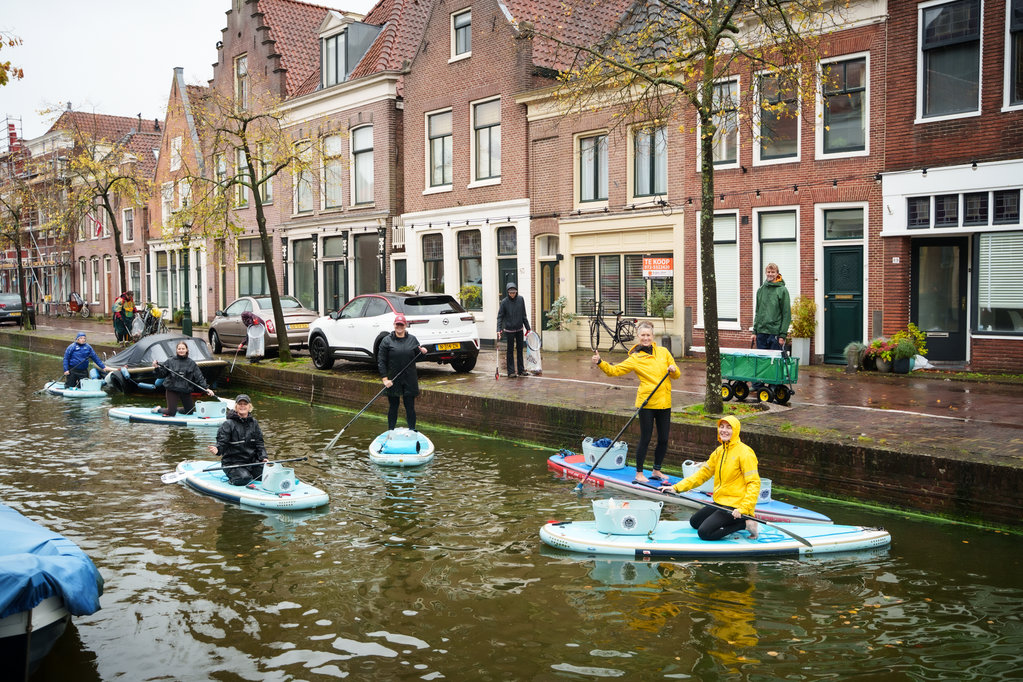 De vrijwilligers in actie.