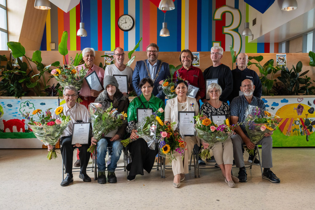 De grote groep vrijwilligers die werd geëerd door Dijk en Waard.