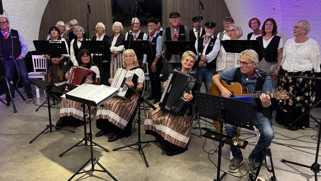 Het Stookerskoor repeteert elke week met veel plezier aan maritieme liederen en shanty’s.