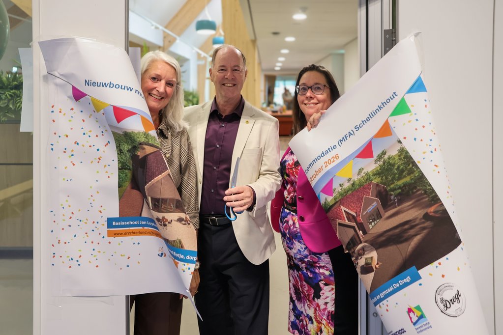 Wethouder Idso Brouwer (midden) heeft de MFA officieel geopend.