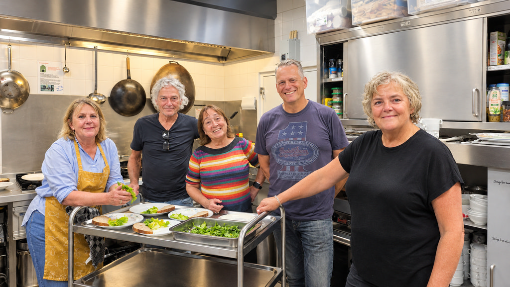 De vrijwilligers die graag lekkere vegetarische gerechten serveren voor de gasten.