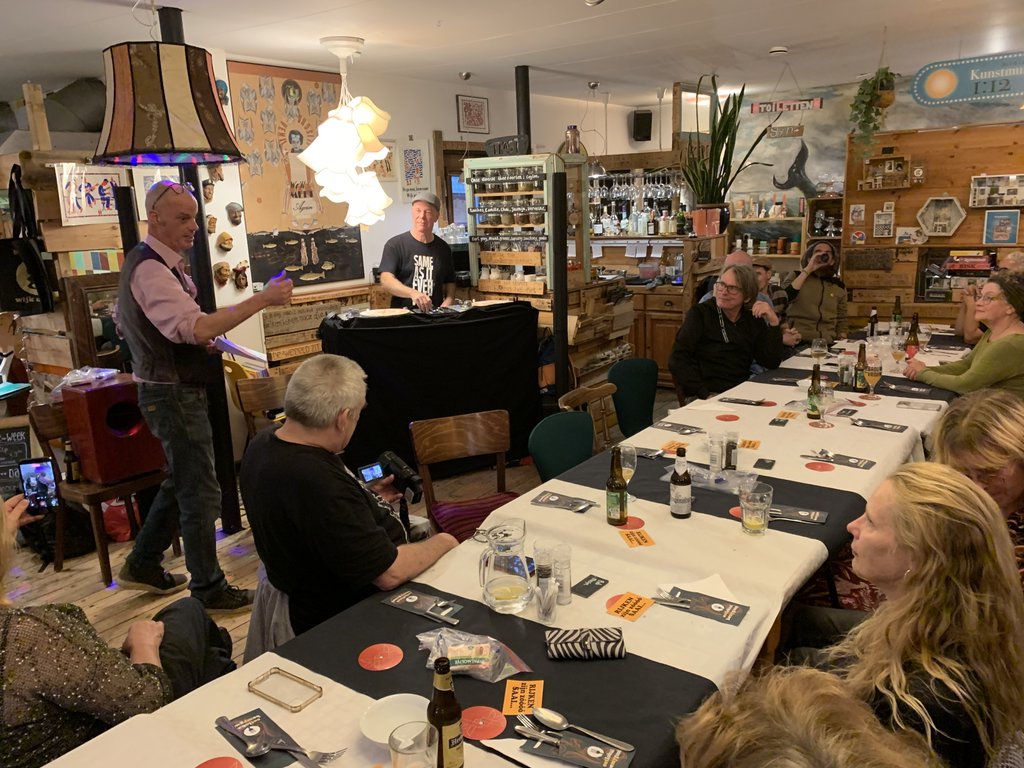 Een diner met punkmuziek, punkgedichten en punkverhalen.