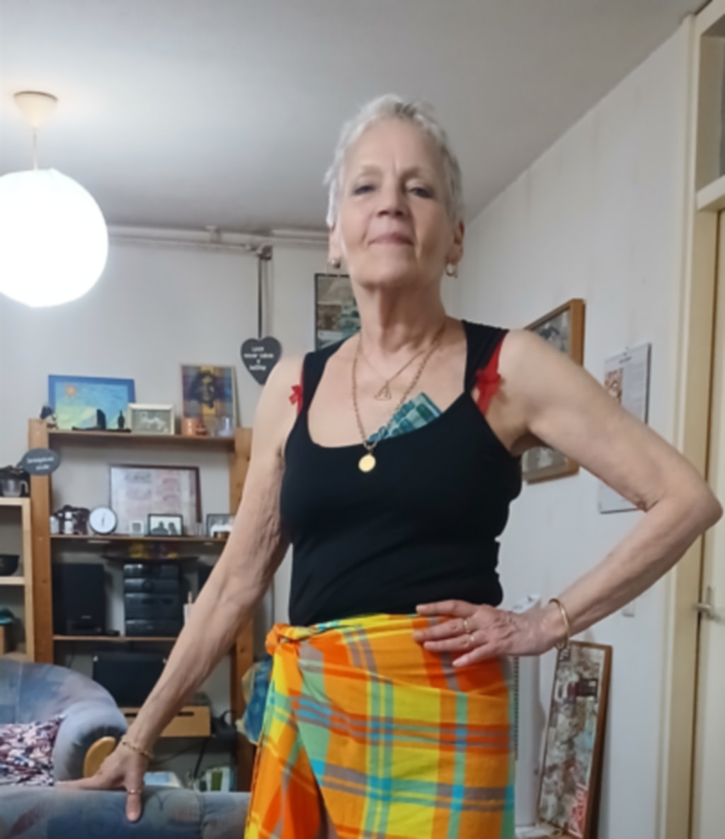 Giannina Rijsdijk draagt een kleurrijke omslagdoek die doet denken aan een Surinaamse pangi.