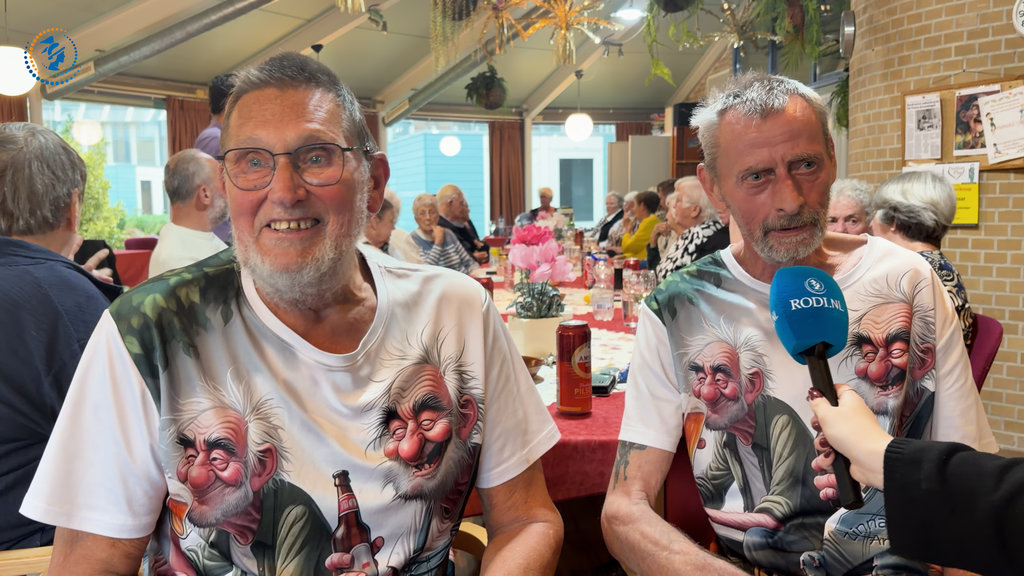 Cor en Jaap dragen bijpassende shirts.