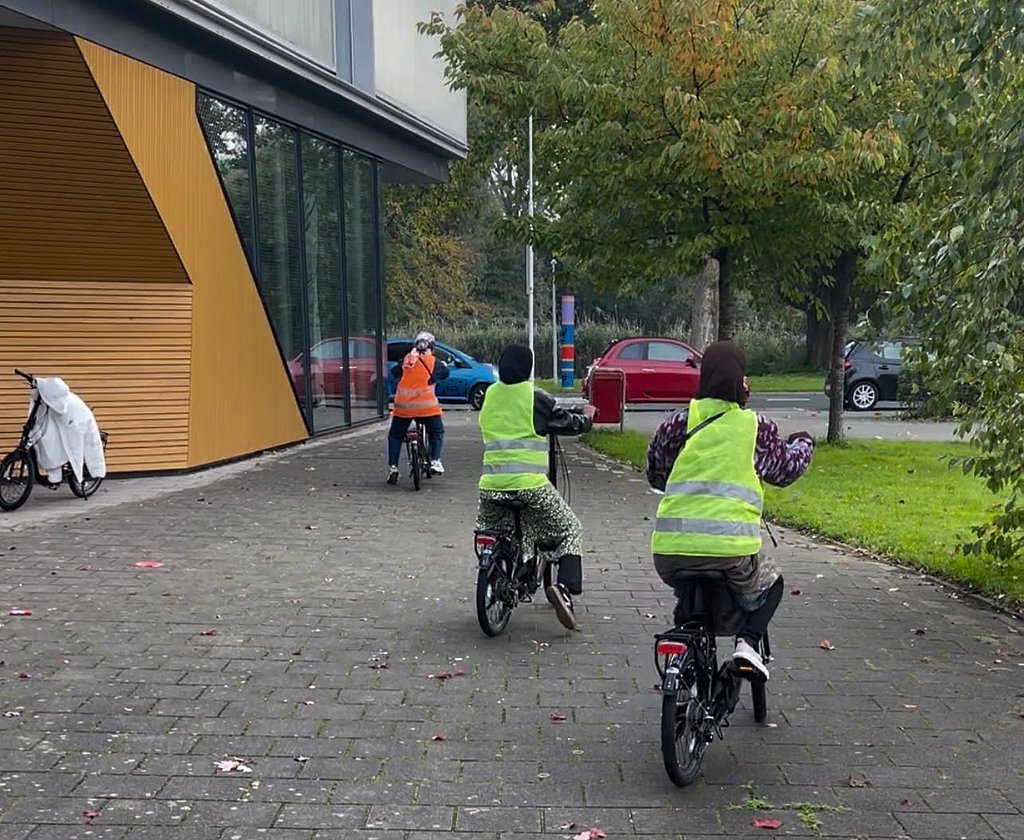 Deelnemers volgen twee keer per week fietsles in de buurt.