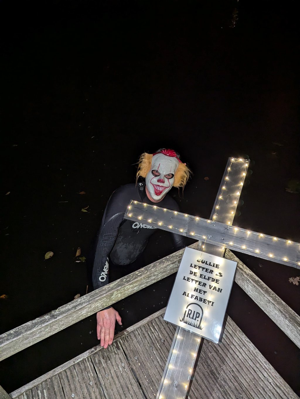 De spoken komen overal vandaan, zelf uit het water….