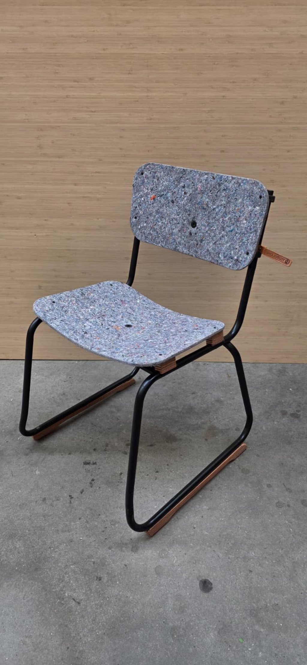 Het frame van dit stoeltje is afkomstig van de Snuffelmug en de zitting is opnieuw geproduceerd van gerecycled textiel dat ook van de Snuffelmug komt.