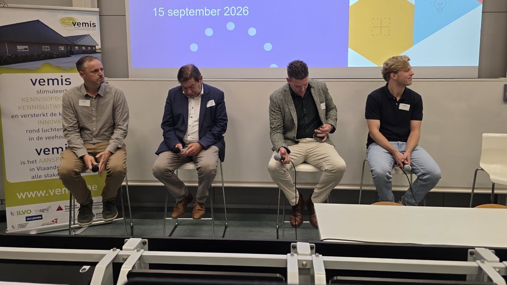 <p>Kris Peeters, Bart Dochy, Arno van Son, Jelle Scheepers en Annelies Blomme (vlnr) tijdens het panelgesprek.</p>