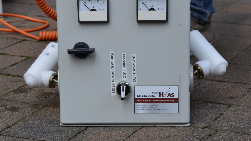 Bij de test is te zien dat de elektrotang niet werkt op een mens.
