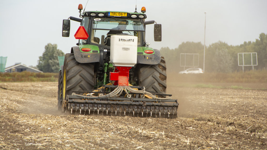Op een perceel van Sander Stuij wordt nieuw gras ingezaaid.