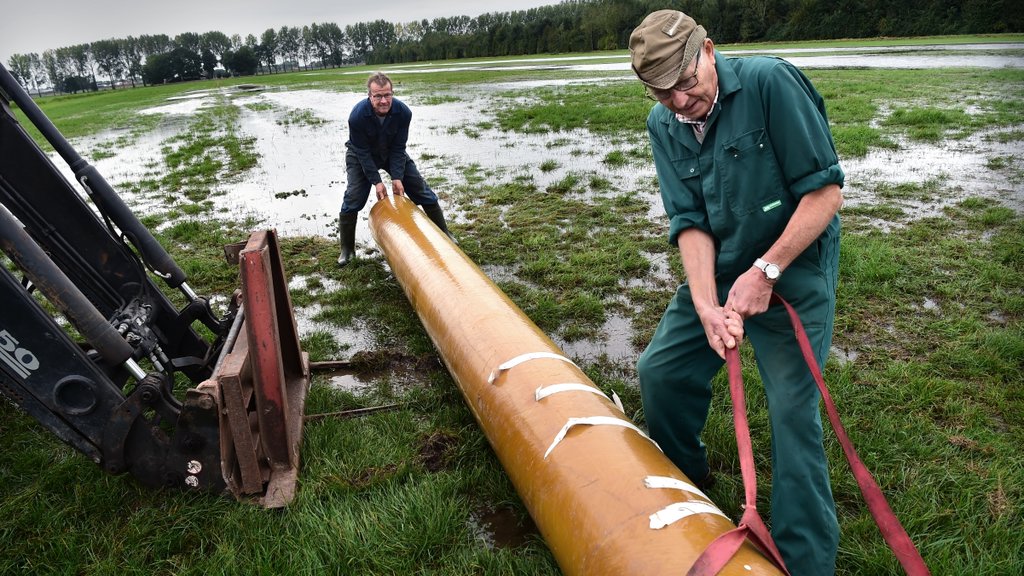 Boeren zetten een weiland onder water tijdens een eerdere muizenplaag.