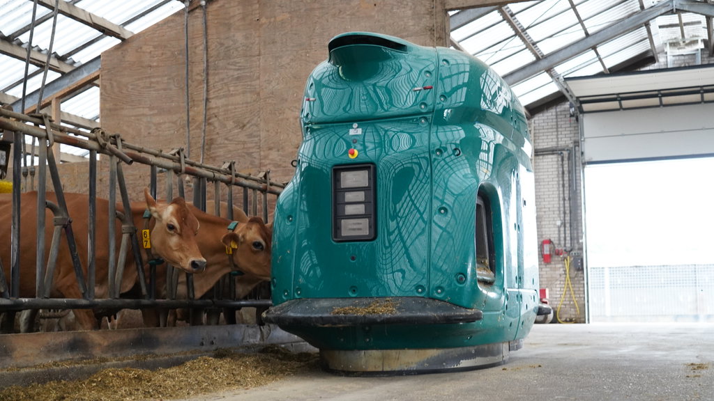 In plaats van hangend aan rails, zoals de eerste robots van dertig jaar geleden, rijden voerrobots nu vaak autonoom door de stal.