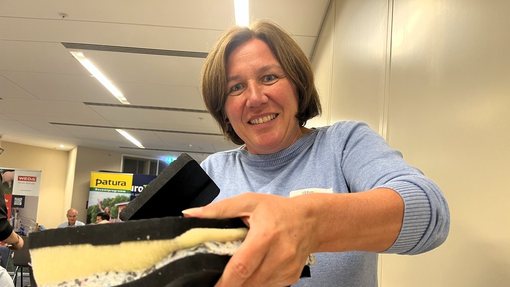Petra Ertl van Kraiburg toont de veerkracht van het vernieuwde koematras.