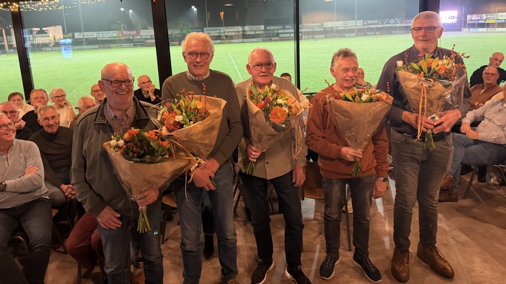 Vlnr. ereleden Gerrit Stegerman, Aalt de Weerd, Wim de Weerd, Henk van Zomeren en Gerrit Evenboer.
