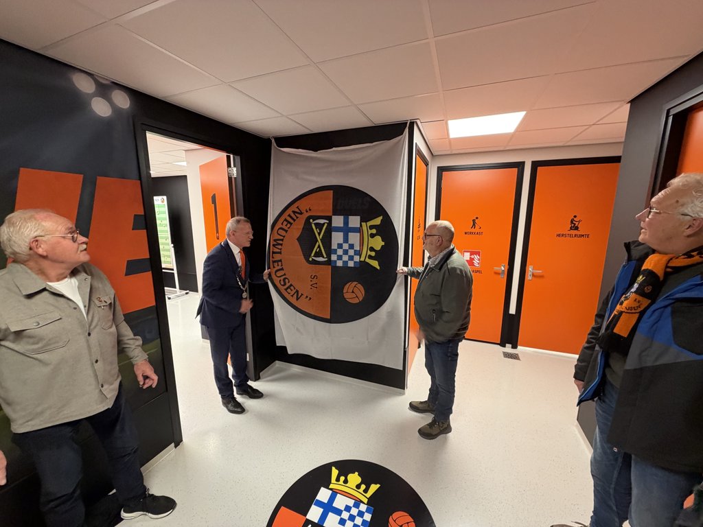 Burgemeester Michael Sijbom opent vernieuwde accomodatie  S.V. Nieuwleusen.
