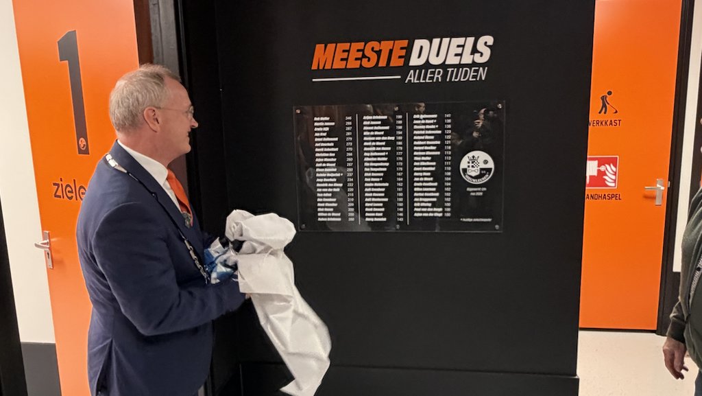 Burgemeester Michael Sijbom heeft vernieuwde accomodatie geopend.