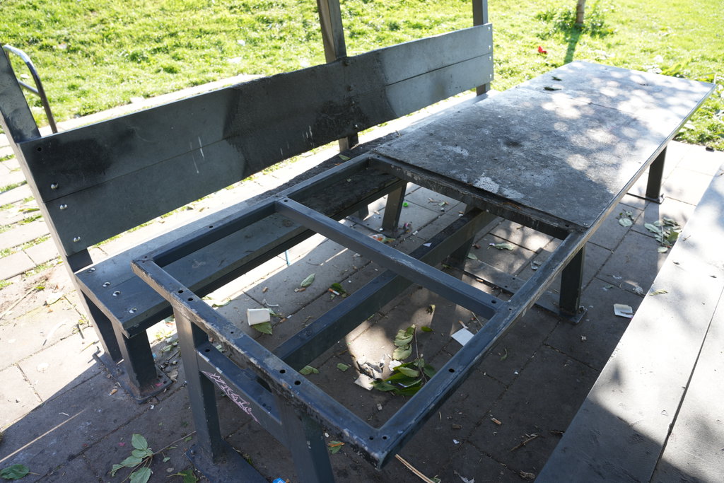 Schade aan tafelblad bij de hangplek