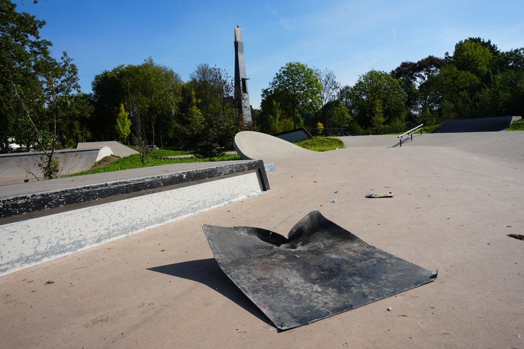 De tafelblad ligt gedumpt op de skatebaan.