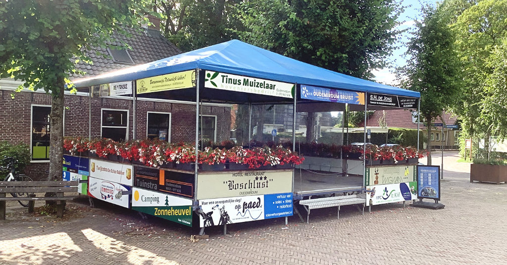 Kiosk met podium op De Brink in Oudemirdum tijdens Zomerprogramma 2023 VOB. Foto gemaakt op zaterdag 29 juli, tussen de evenementen door.
