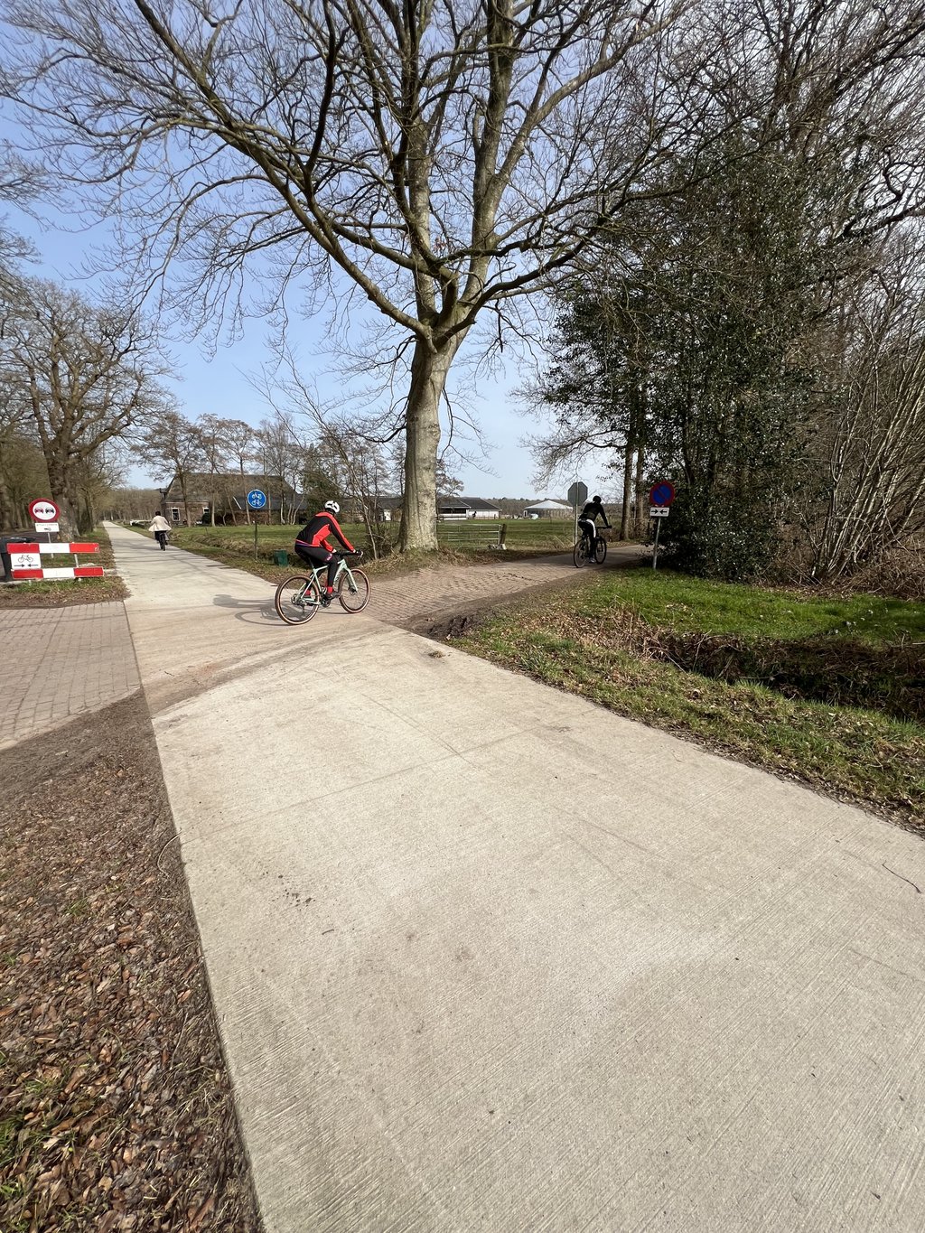 Betonnen fietspad