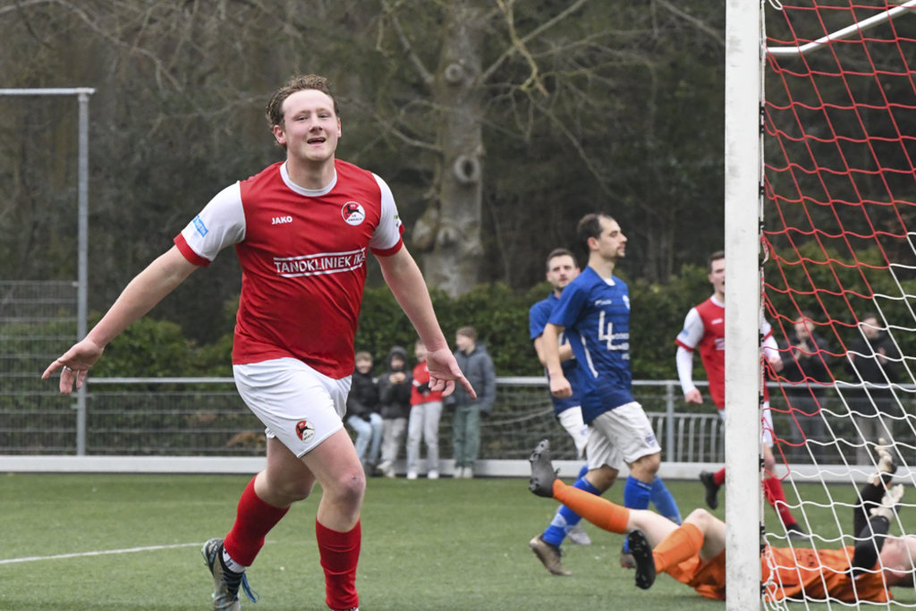 Mika de Vries juicht na een treffer tegen Blue Boys. Hij is één van de spelers die de Sweach aan doelpunten moeten helpen.