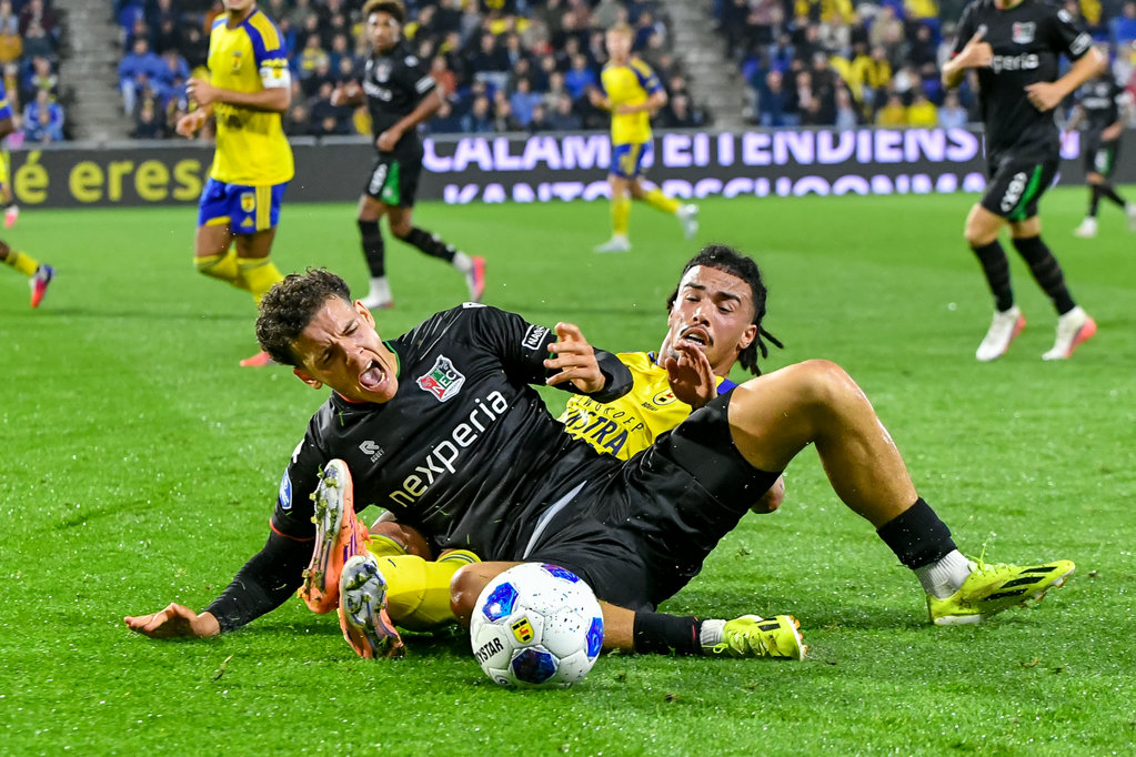 Devid Eugene Bouah (Cambuur) zit er kort op bij Adam Tahaui 