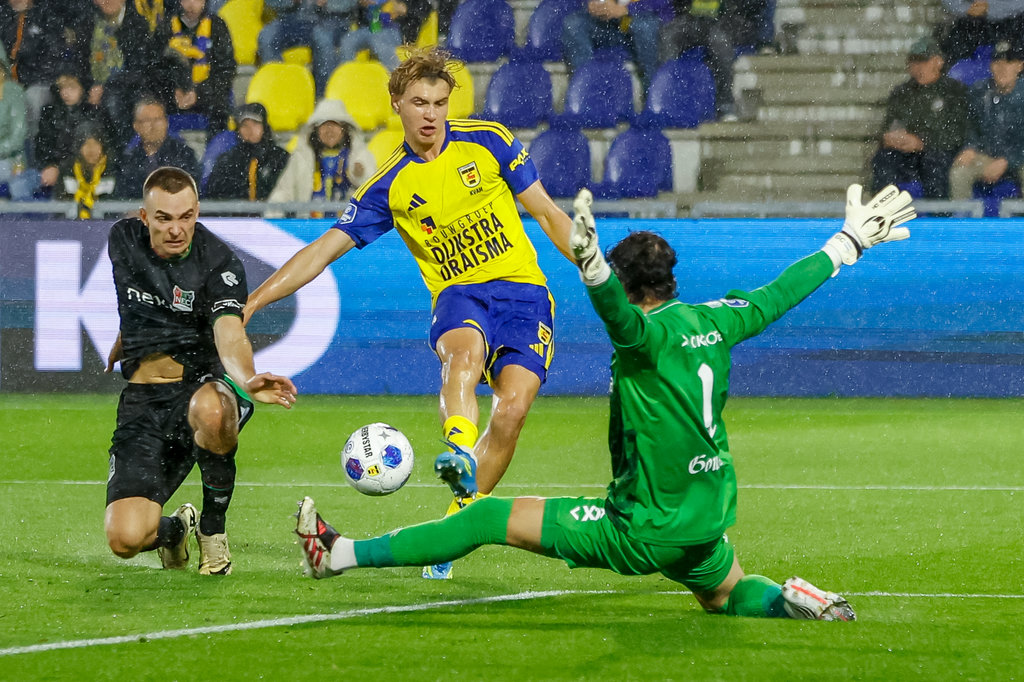 Fabian Kvam kan NEC-keeper Gonzalo Crettaz net niet passeren