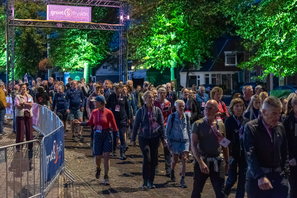 De ochtendstart van de wandelaars van de hele marathon