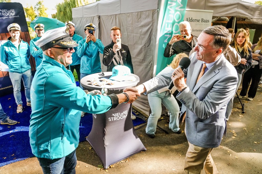 Ruurd van Slageren van NieuweStroom krijgt uit handen van burgemeester Leo Pieter Stoel de Zilveren Pieper.