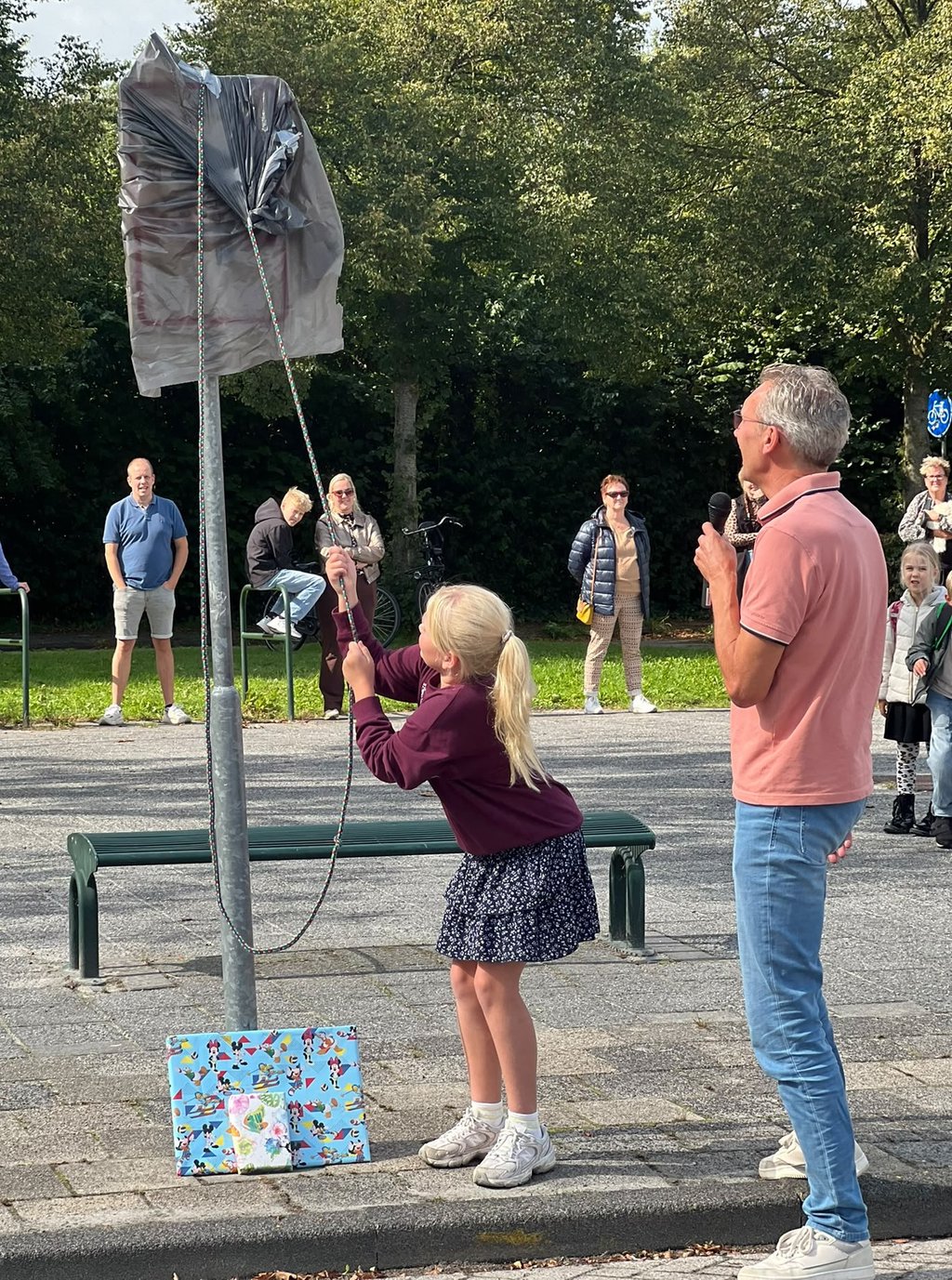 Jaynie met meester Otto onthult haar zelf ontworpen verkeersbord