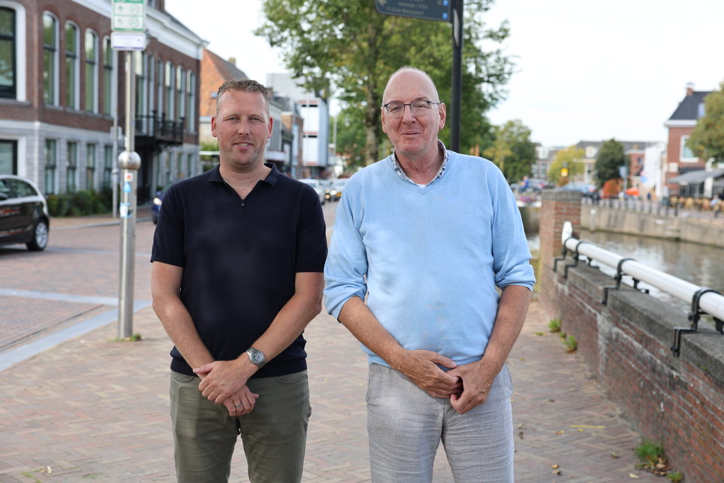 Jeroen Pit projectleider van aannemersbedrijf Roelofs  (links) en Gert Schouwstra projectleider gemeente.