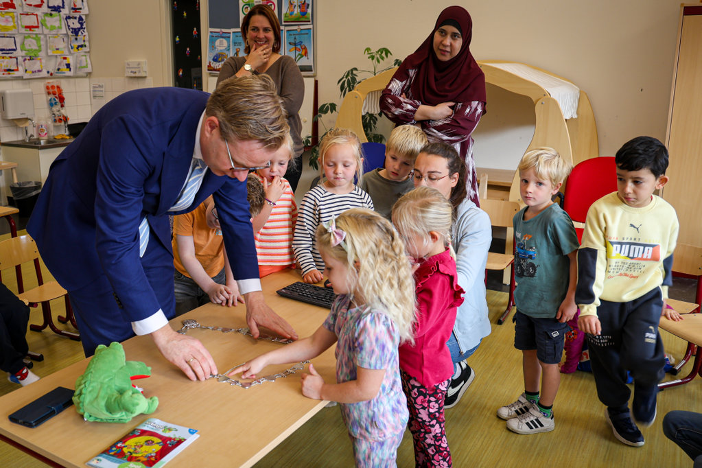 Burgemeester Bouwman las voor op De Bôge in Himrik