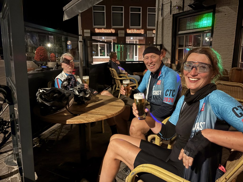 In 't Ouwe Vat in Sneek na rondje IJsselmeer van 245 km. V.l.n.r. Kor Huitema, Paul Kuiphof, Caroline de Boer