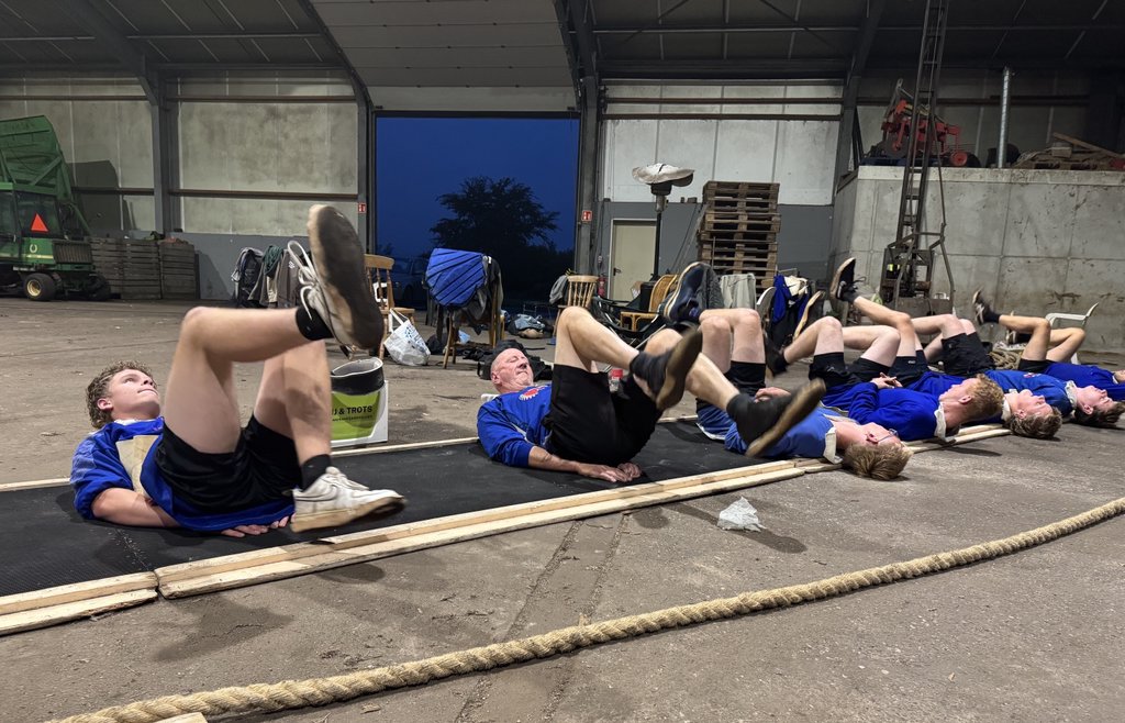 Een stevige warming-up is vast onderdeel van de training. Tweede van links Hette Bakker.