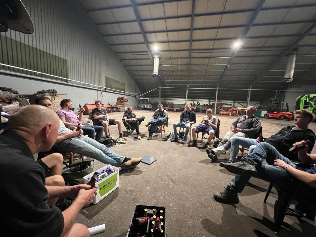 Na afloop van de training is de nazit met een biertje een vast ritueel.