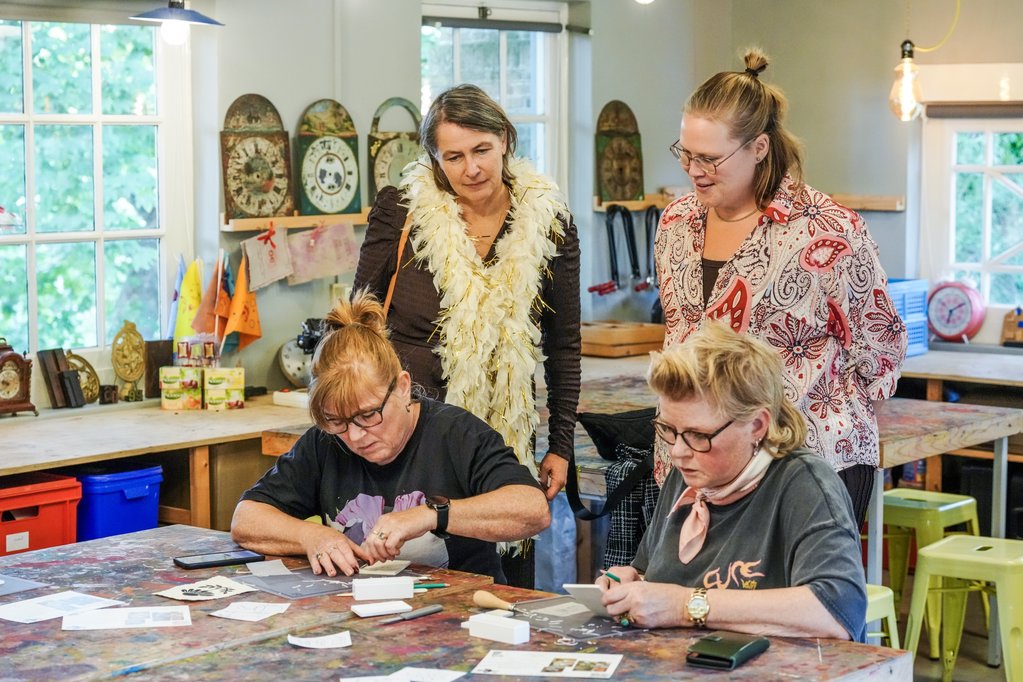 Directeur Iris Nutma (links) ging zaterdag feestelijk gekleed langs de diverse activiteiten.