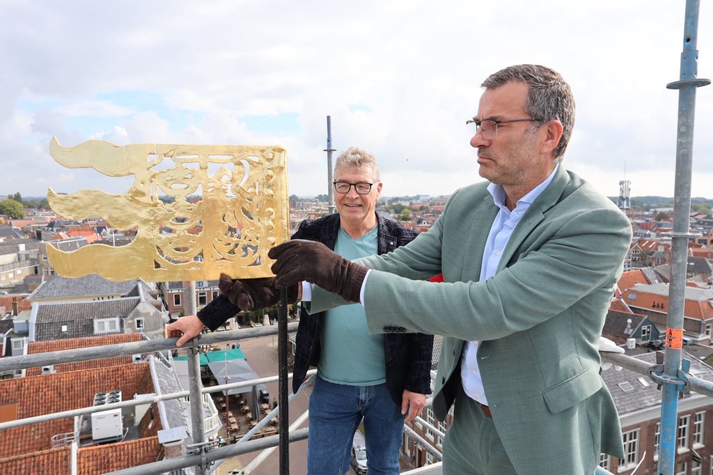 De nieuwe windvaan is vandaag geplaatst op de dak van het stadhuis
